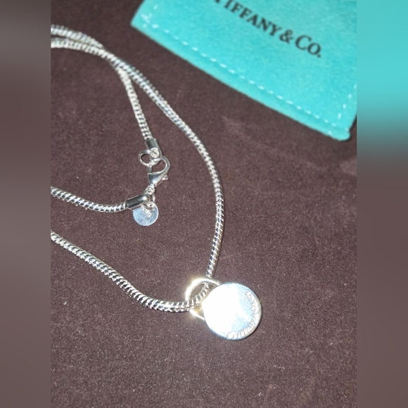 TIFFANY & CO SILVER CLASS OF 12 2012 CIRCLE PADLOCK CHARM PENDANT - Picture 2 of 5